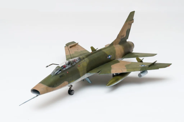 TRUMPETER F-100F SUPER SABRE