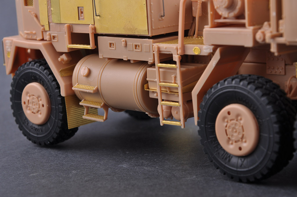HOBBY BOSS M1070 GUN TRUCK - Image 13