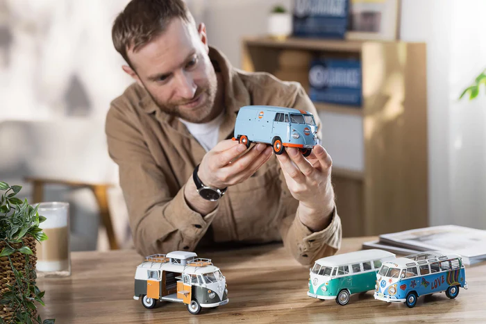 REVELL VW T1 PANEL VAN "GULF" - Image 28