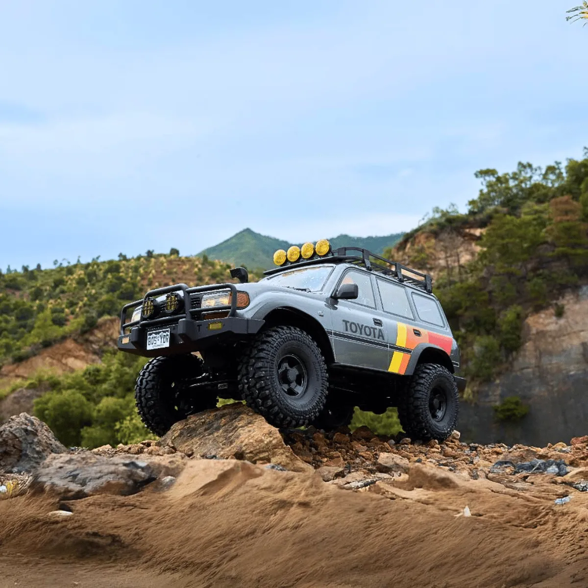 FMS 1/10 FCX10 LC80 TOYOTA LAND CRUISER 80 RS ARTR - Image 3